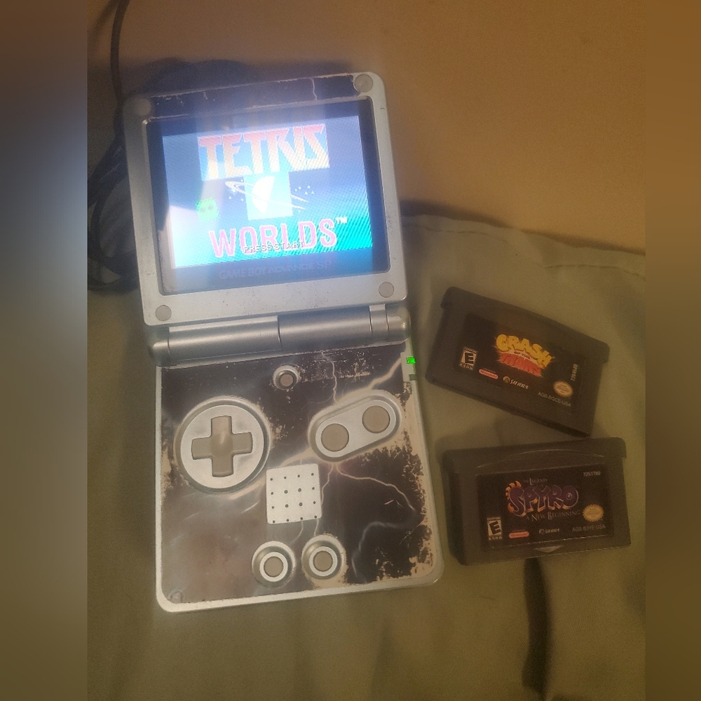 Oringinal Nintendo Gameboy SP w/3 games and charger